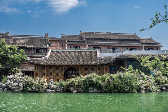 濮院古鎮(zhèn)河畔的中式仿古建筑