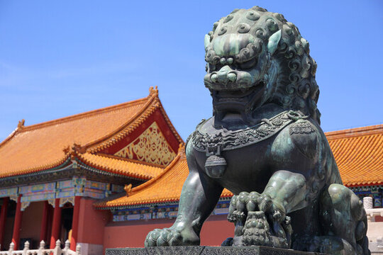 北京故宮大殿前的青銅獅子雕像