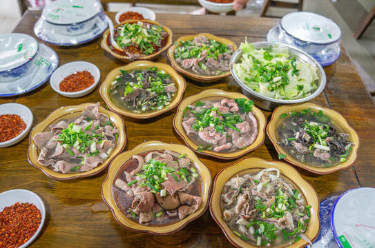 一桌子的四川樂(lè)山美食翹腳牛肉