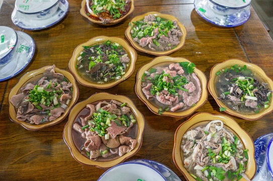 一桌子的四川樂山美食翹腳牛肉