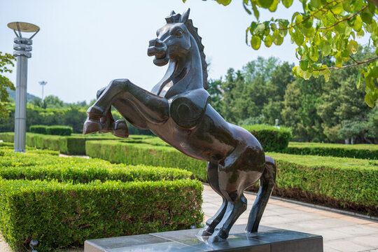 大連勞動(dòng)公園的十二生肖銅像雕塑馬