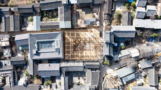 麗江白沙古鎮(zhèn)新建的木頭框架房屋