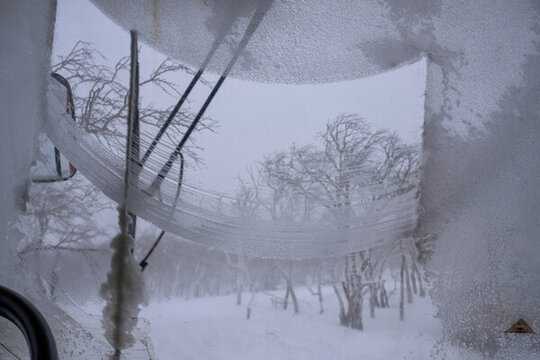 冰雪天氣下的汽車雨刮