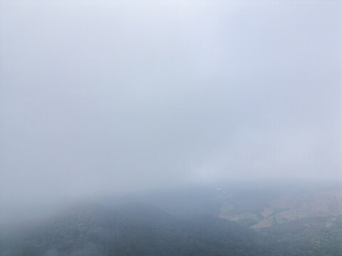 航拍云霧繚繞的山脈自然風(fēng)光全景
