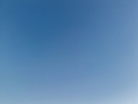 無人機(jī)高空航拍純凈的藍(lán)天背景