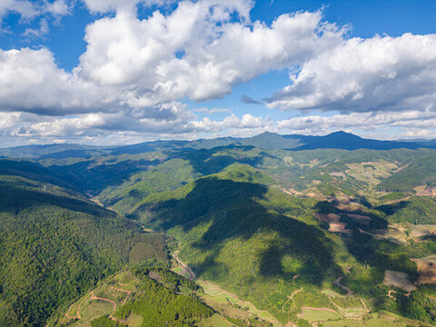航拍藍(lán)天白云下的景邁山山脈自然風(fēng)光