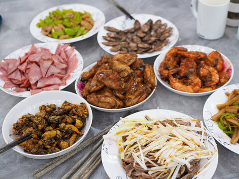 家常菜肴的豐盛餐桌