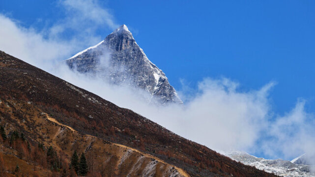 四川阿壩四姑娘山雙橋溝景區(qū)冬季風(fēng)光