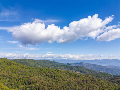 航拍藍(lán)天白云下的景邁山山脈自然風(fēng)光