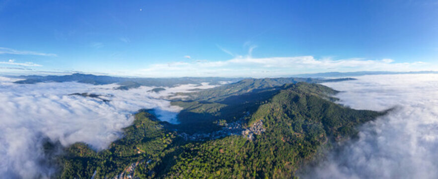 航拍景邁山云霧繚繞的山間仙境全景