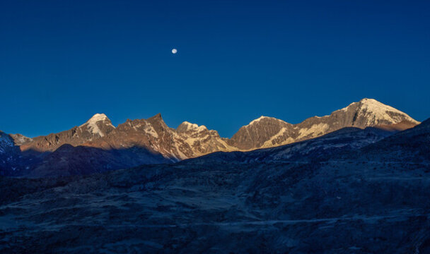 恰拉脫崗雪山全景圖