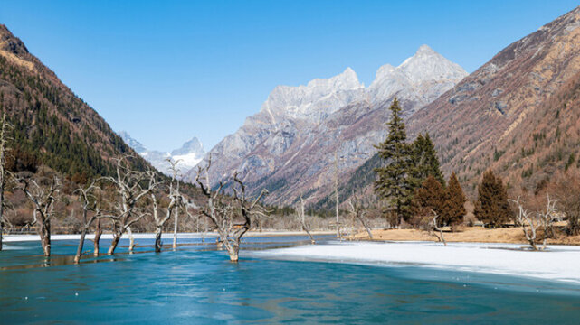 四川阿壩四姑娘山雙橋溝景區(qū)冬季雪山風(fēng)光