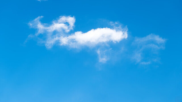 天空中漂浮的一朵白云