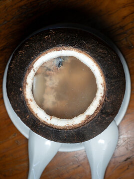 椰子殼盛裝的椰子燉雞湯