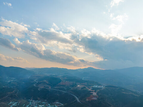 航拍暮色時(shí)分的山巒村莊遠(yuǎn)景風(fēng)光