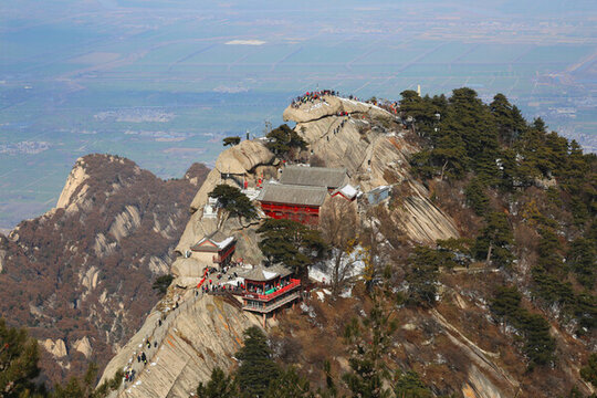遠(yuǎn)眺華山西峰