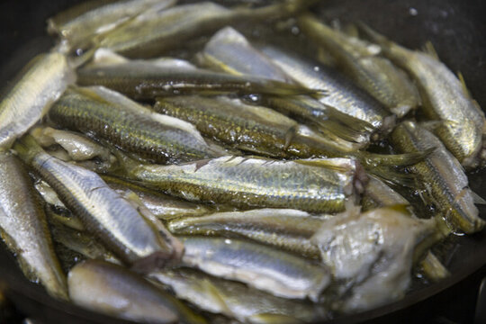 江南農(nóng)家菜油炸小白條魚(yú)香氣四溢