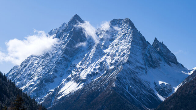 四川阿壩四姑娘山雙橋溝景區(qū)冬季雪山風(fēng)光
