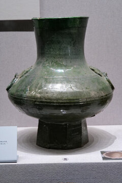 東漢綠釉刻弦紋鋪首耳陶壺