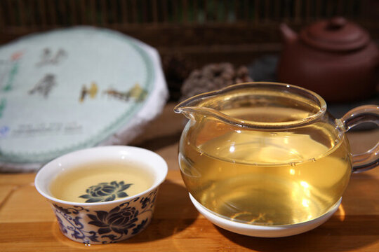云南普洱茶生茶湯色