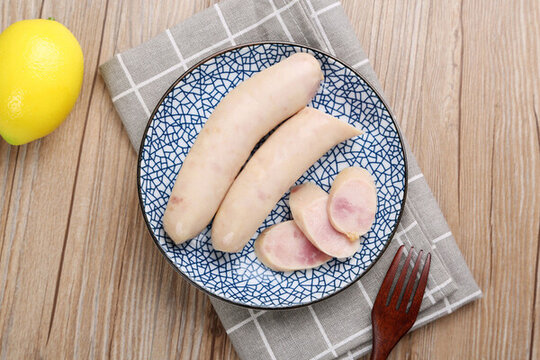 盤子裝著蒜腸