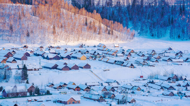 新疆禾木的村莊和雪山和森林的雪景