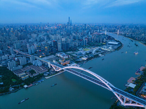 航拍上?，F(xiàn)代都市陸家嘴盧浦大橋夜景
