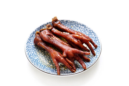 藍(lán)白瓷盤上的豉油雞腳