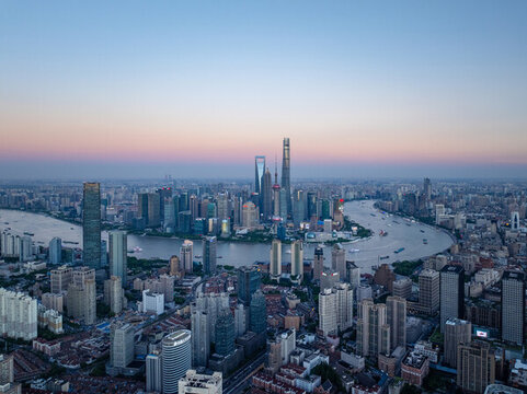 航拍上?，F(xiàn)代都市摩天大樓陸家嘴城市夜景