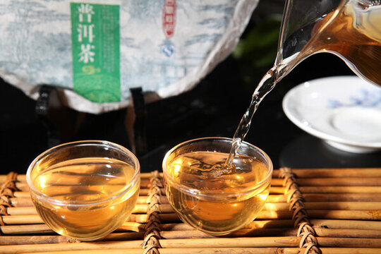 云南普洱茶生茶湯色