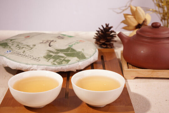 云南普洱茶生茶易武湯色
