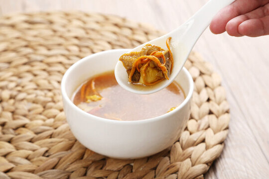 松茸蟲草燉土雞湯