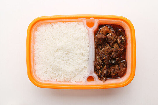 橙色餐盒內(nèi)芒魚米飯