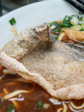 金黃酥脆的炸魚(yú)皮零食小吃