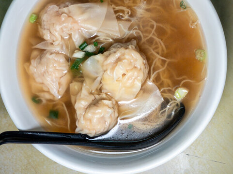 餐桌上的云吞面