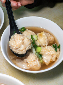 餐桌上的云吞面