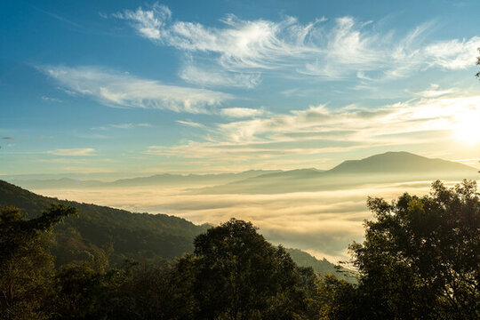山間云海日出自然景觀