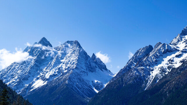 四川阿壩四姑娘山雙橋溝冬天自然風(fēng)景