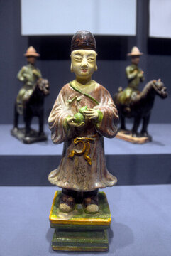 成都博物館藏明代彩釉陶侍從俑