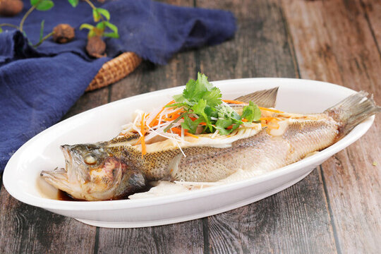 清蒸鱸魚(yú)