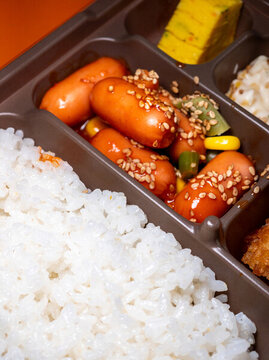韓國(guó)便利店販賣的韓國(guó)風(fēng)味盒飯