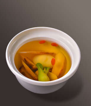 鮮松茸燉鴿子蛋