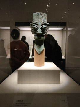 青銅人首