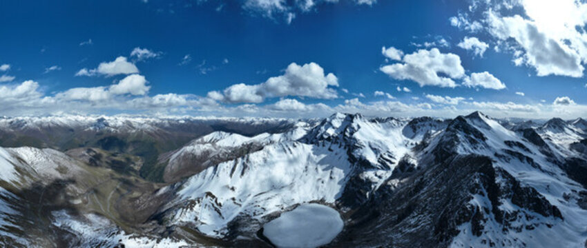 雪山冰湖全景