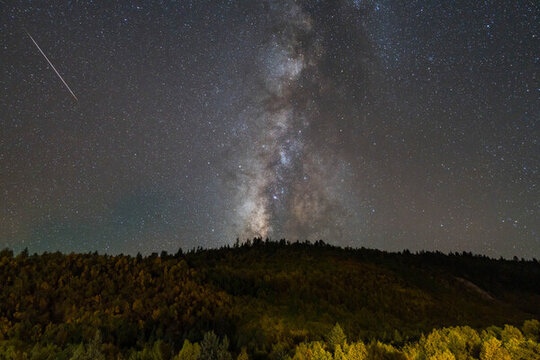 星空銀河下的流星