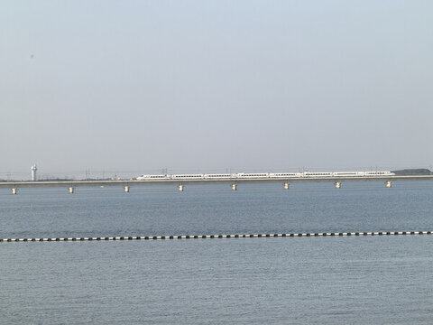 跨海大橋上行駛的高鐵