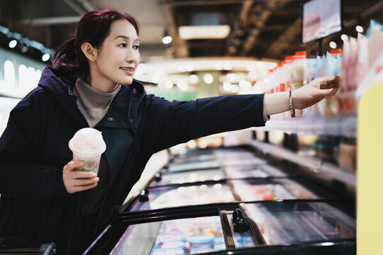 在零售環(huán)境中購買冰淇淋的年輕女性