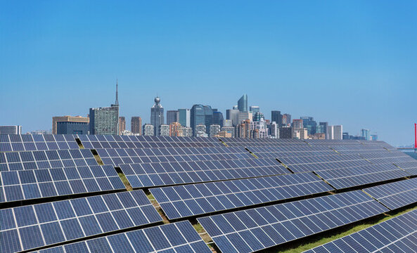 城市天際線的寬敞太陽能電池板