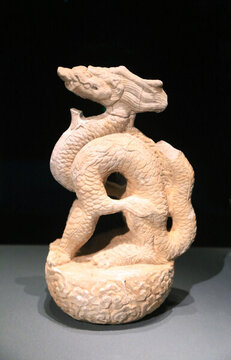 金代石坐龍