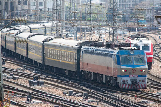 鐵路上行駛的火車